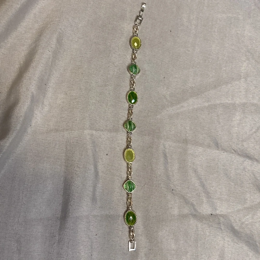 Womens green stone silvertone metal bracelet 7.5”